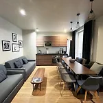 Urban Flat 78 - 3 Bedroom Apartment Republique