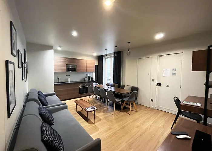 Urban Flat 78 - 3 Bedroom Apartment Republique