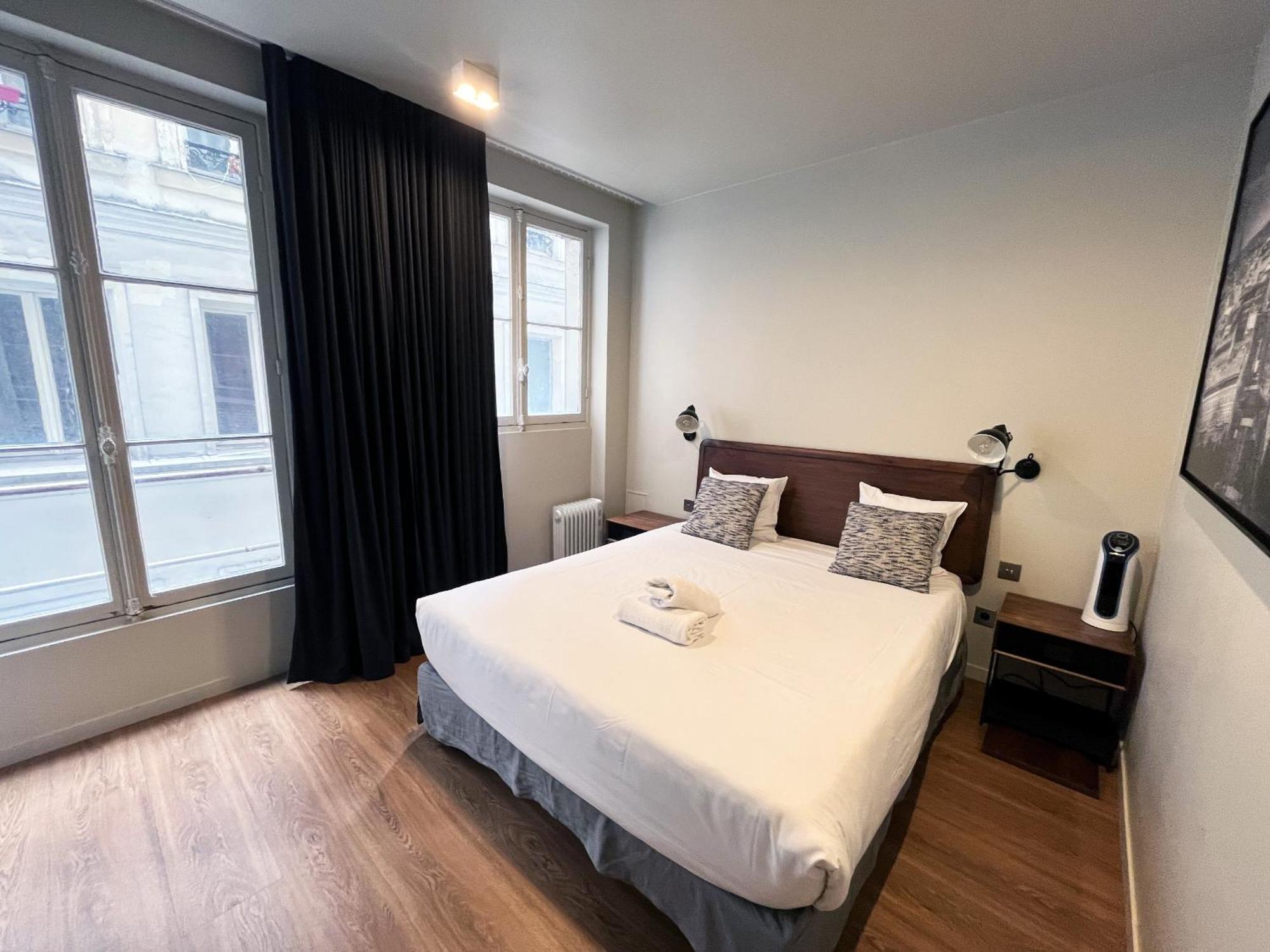Urban Flat 78 - 3 Bedroom Republique Apartment *